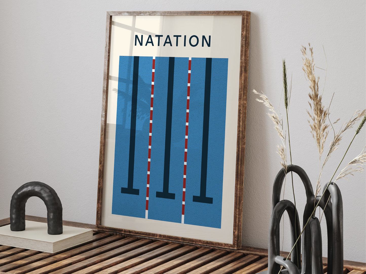 Affiche minimaliste représentant une piscine avec ses lignes de nage et son marquage au sol. Design épuré pour les passionnés de natation.