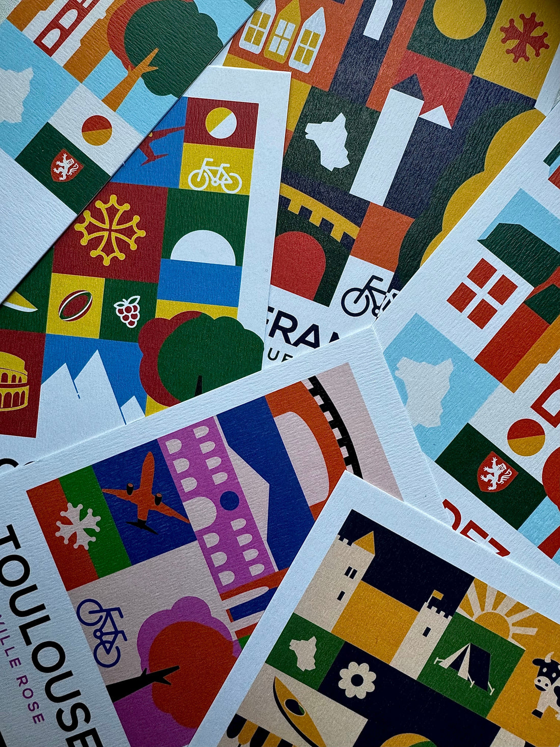 Nos cartes postales : papier 320g texturé pour des couleurs éclatantes