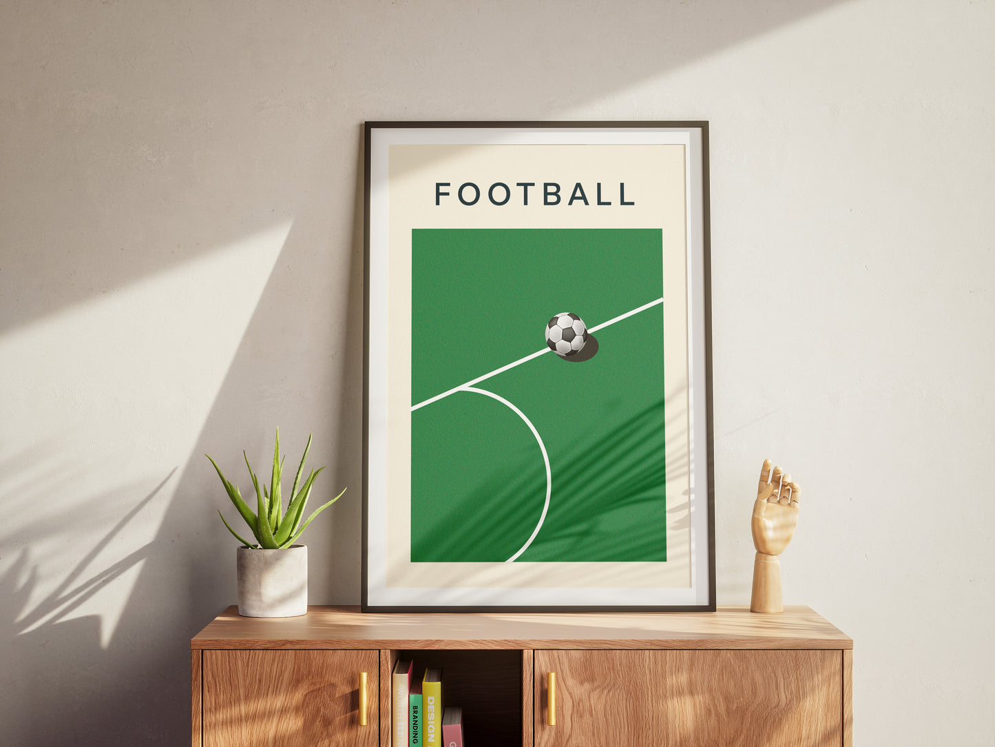 Affiche sur le sport, sur le football avec sa pelouse verte et son beau ballon noir et blanc