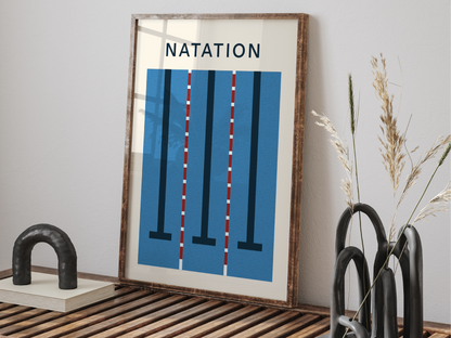 Affiche minimaliste représentant une piscine avec ses lignes de nage et son marquage au sol. Design épuré pour les passionnés de natation.